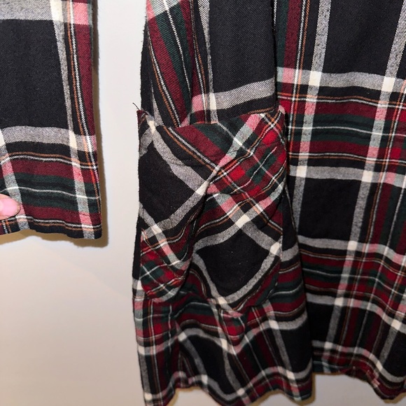 Plaid dress with angled pockets and zippered collar. - Picture 3 of 8